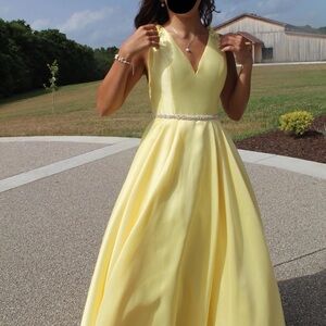 Elegant Yellow Sleeveless Dress